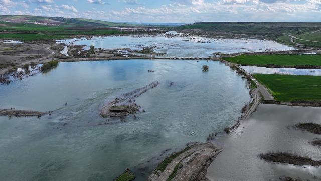 Diyarbakır da su altında kalan tarım arazileri ve yol dronla g&ouml;r&uuml;nt&uuml;lendi 5
