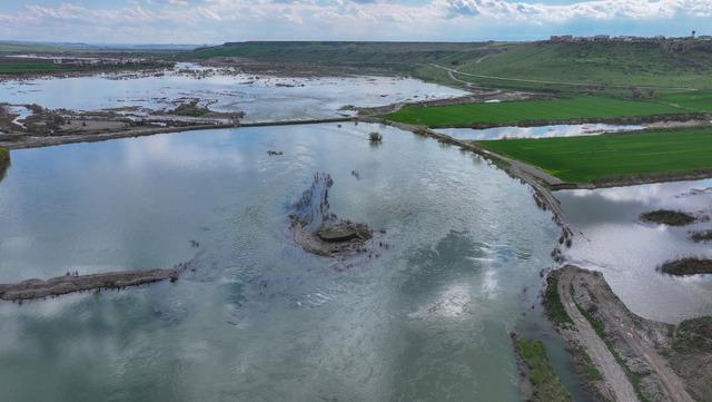 Diyarbakır da su altında kalan tarım arazileri ve yol dronla g&ouml;r&uuml;nt&uuml;lendi 4