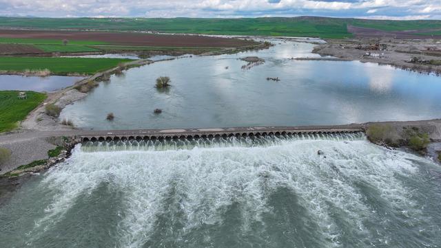Diyarbakır da su altında kalan tarım arazileri ve yol dronla g&ouml;r&uuml;nt&uuml;lendi 3