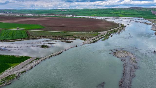 Diyarbakır da su altında kalan tarım arazileri ve yol dronla g&ouml;r&uuml;nt&uuml;lendi 2