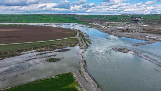 Diyarbakır da su altında kalan tarım arazileri ve yol dronla g&ouml;r&uuml;nt&uuml;lendi 1