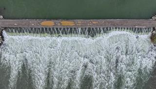 Diyarbakır'da su altında kalan tarım arazileri ve yol dronla g&ouml;r&uuml;nt&uuml;lendi