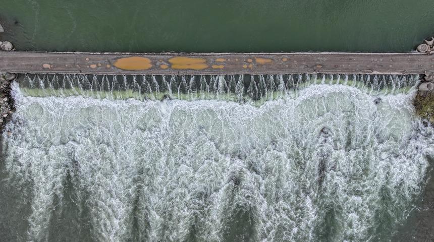 Diyarbakır'da su altında kalan tarım arazileri ve yol dronla g&ouml;r&uuml;nt&uuml;lendi