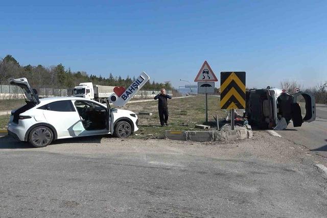 Kırıkkale&rsquo;de iki otomobil &ccedil;arpıştı: 1 yaralı 1