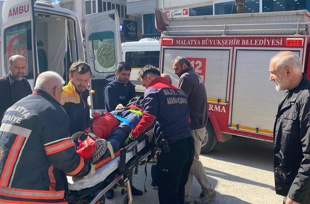 Malatya&rsquo;da asans&ouml;r boşluğuna d&uuml;şen iş&ccedil;i yaralandı 4