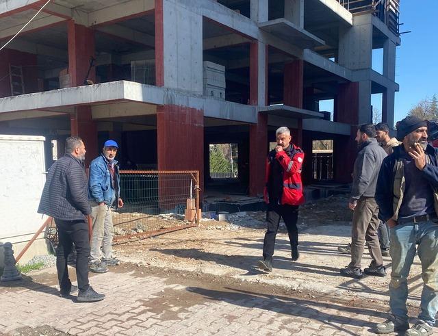 Malatya&rsquo;da asans&ouml;r boşluğuna d&uuml;şen iş&ccedil;i yaralandı 2