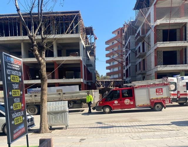 Malatya&rsquo;da asans&ouml;r boşluğuna d&uuml;şen iş&ccedil;i yaralandı 1