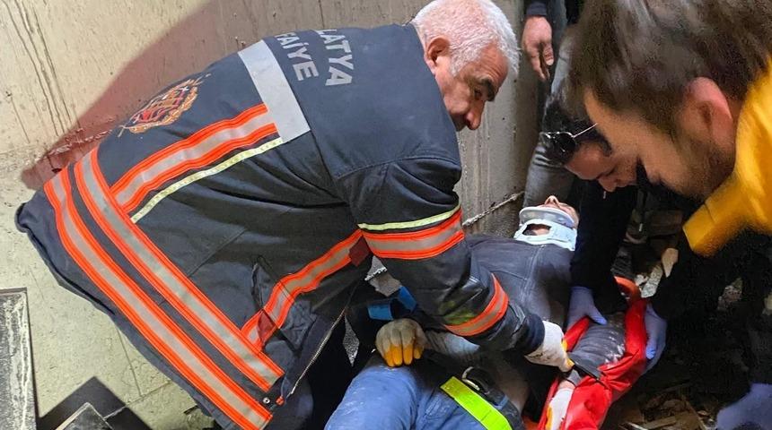 Malatya&rsquo;da asans&ouml;r boşluğuna d&uuml;şen iş&ccedil;i yaralandı