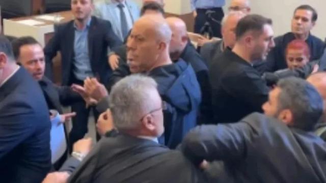 Zonguldak İl Genel Meclisi’nde seçim krizi! Arbede yaşandı, salona jandarma çağrıldı