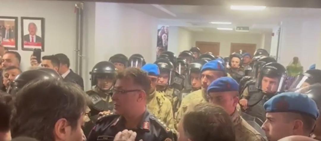 Zonguldak İl Genel Meclisi&rsquo;nde se&ccedil;im krizi! Arbede yaşandı, salona jandarma &ccedil;ağrıldı 1