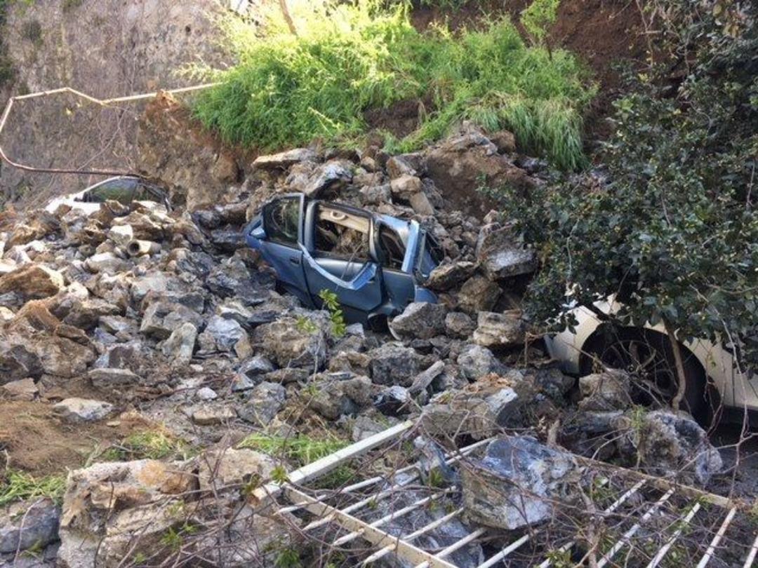 Beşiktaş'ta istinat duvarı ara&ccedil;ların &uuml;zerine &ccedil;&ouml;kt&uuml; 