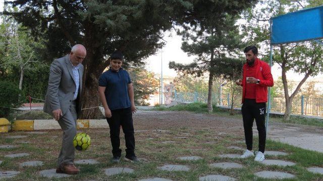 Futbolcular, kimsesiz çocukları mutlu etti