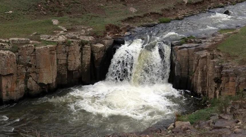 Diyadin&rsquo;de saklı g&uuml;zellik yıldızlı şelalesi baharla coştu