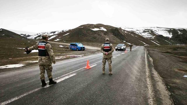 Ağrı’da huzur uygulamasında 21 aranan şahıs yakalandı