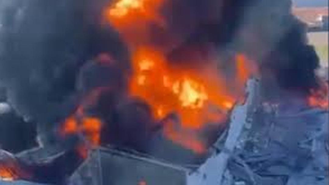 İngiliz petrol şirketi hedef alındı! Saldırı sonucu g&ouml;ky&uuml;z&uuml;n&uuml; alevler kapladı 1