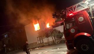 Yanan evde dumandan etkilenen iki &ccedil;ocuk hastaneye kaldırıldı