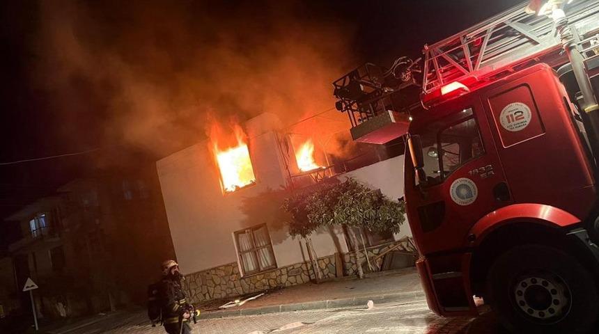 Yanan evde dumandan etkilenen iki &ccedil;ocuk hastaneye kaldırıldı