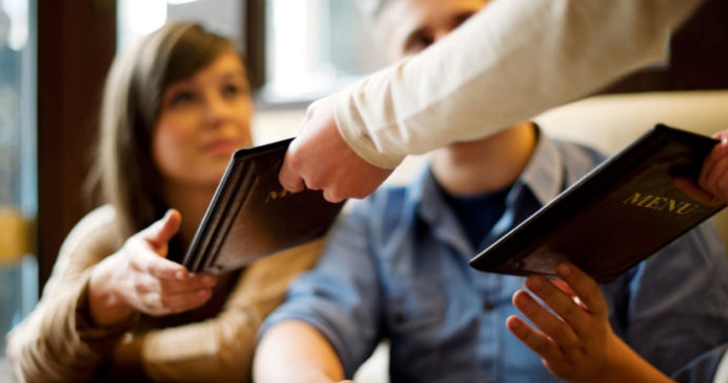 Toplu yenilen yemekte hesap geldi ve adisyon masanın ortasına bırakıldı...