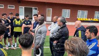 Eski Fenerbahçeli futbolcu Appiah, sarı-lacivertlilerin futbol akademisini ziyaret etti