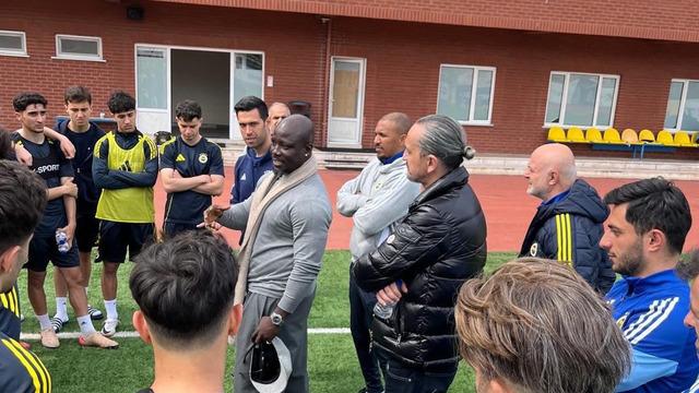 Eski Fenerbahçeli futbolcu Appiah, sarı-lacivertlilerin futbol akademisini ziyaret etti
