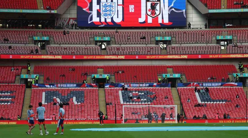 Japon taraftarlar, d&uuml;nyaya &ouml;rnek olmaya devam ediyor