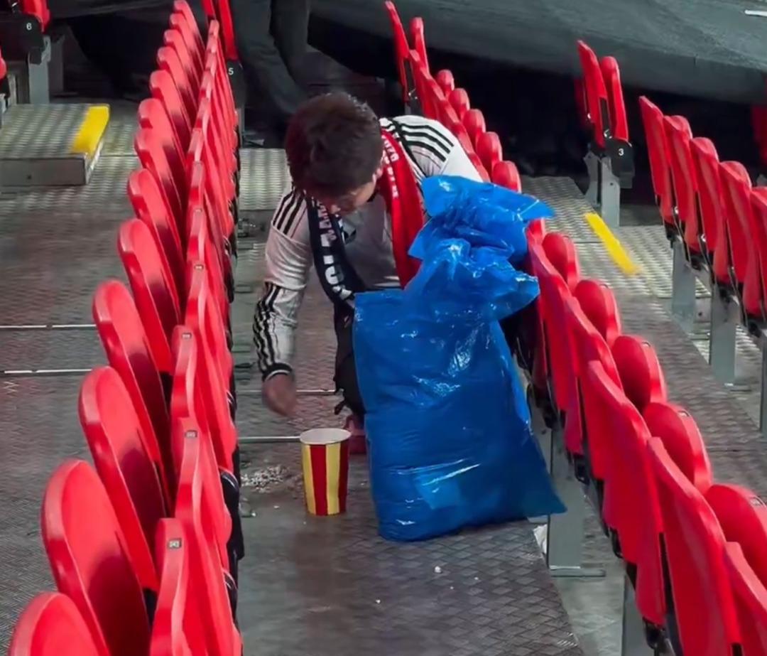 Japon taraftarlar, dünyaya örnek olmaya devam ediyor 1