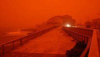 Yunanistan'da g&ouml;ky&uuml;z&uuml; kırmızıya b&uuml;r&uuml;nd&uuml;