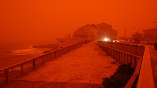 Afrika'dan gelen çöl tozu sonucu Girit Adası'nda gökyüzü kırmızıya büründü
