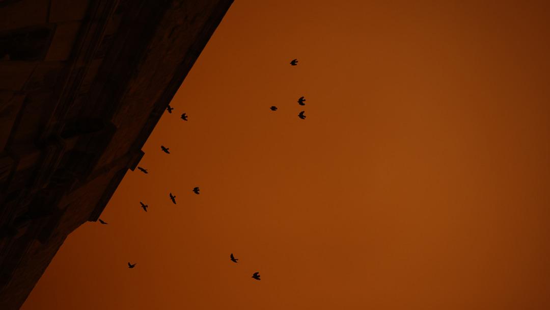 Afrika dan gelen &ccedil;&ouml;l tozu sonucu Girit Adası nda g&ouml;ky&uuml;z&uuml; kırmızıya b&uuml;r&uuml;nd&uuml; 1