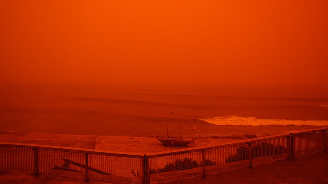 Afrika dan gelen &ccedil;&ouml;l tozu sonucu Girit Adası nda g&ouml;ky&uuml;z&uuml; kırmızıya b&uuml;r&uuml;nd&uuml; 2