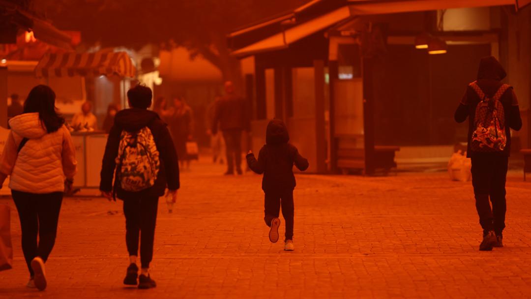 Afrika dan gelen &ccedil;&ouml;l tozu sonucu Girit Adası nda g&ouml;ky&uuml;z&uuml; kırmızıya b&uuml;r&uuml;nd&uuml; 3