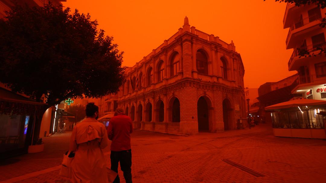 Afrika dan gelen &ccedil;&ouml;l tozu sonucu Girit Adası nda g&ouml;ky&uuml;z&uuml; kırmızıya b&uuml;r&uuml;nd&uuml; 4