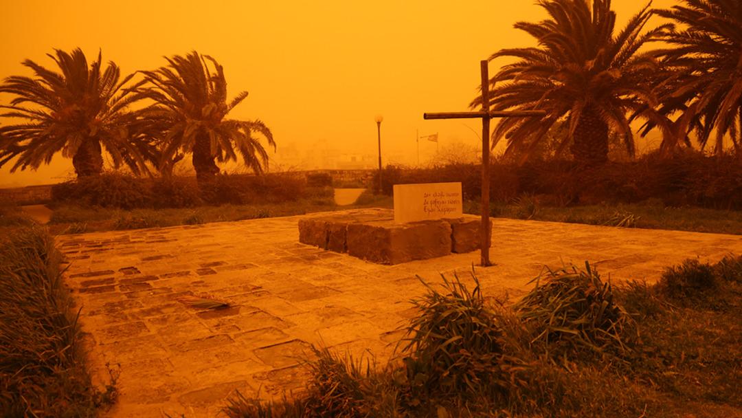 Afrika dan gelen &ccedil;&ouml;l tozu sonucu Girit Adası nda g&ouml;ky&uuml;z&uuml; kırmızıya b&uuml;r&uuml;nd&uuml; 5