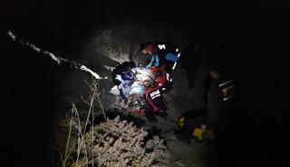 &Ccedil;orum'da kayalıklardan u&ccedil;uruma d&uuml;şen kişi ekiplerce kurtarılmaya &ccedil;alışılıyor