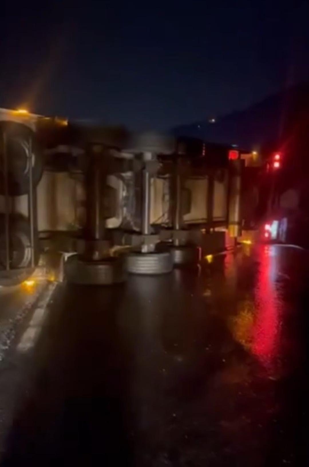 D-650 de zincirleme kaza: Kilometrelerce ara&ccedil; kuyruğu oluştu 1