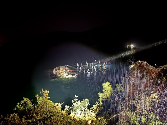 Fethiye de batan teknedeki 6 kişi kurtarıldı, 1 kişi aranıyor 6