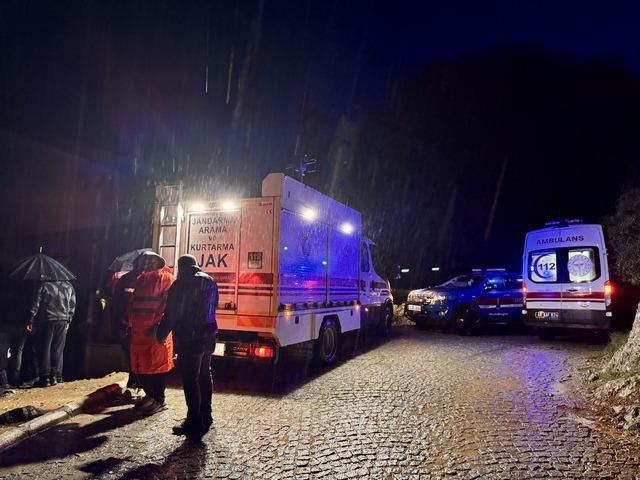 Fethiye de batan teknedeki 6 kişi kurtarıldı, 1 kişi aranıyor 5