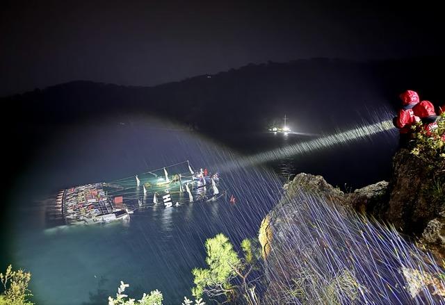 Fethiye de batan teknedeki 6 kişi kurtarıldı, 1 kişi aranıyor 1