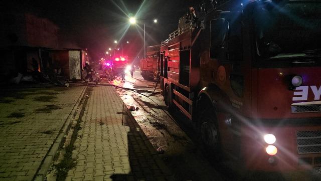 Erzincan da inşaat alanındaki iş&ccedil;i konteynerleri yangında kullanılamaz hale geldi 5