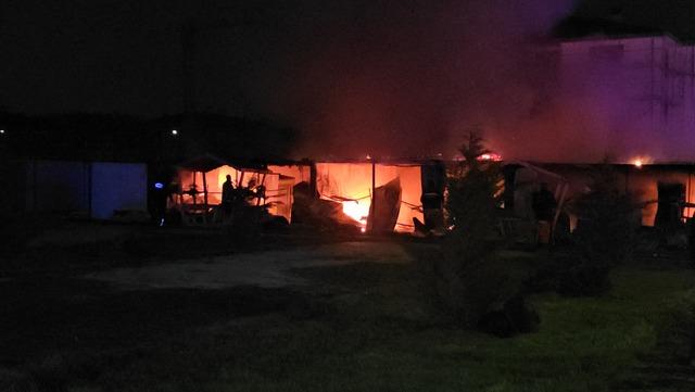 Erzincan da inşaat alanındaki iş&ccedil;i konteynerleri yangında kullanılamaz hale geldi 4