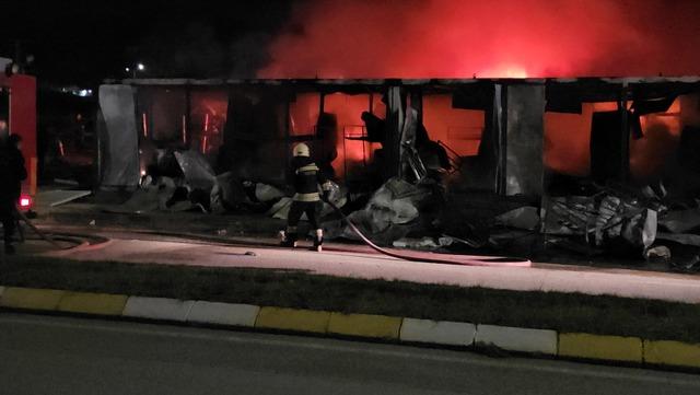 Erzincan da inşaat alanındaki iş&ccedil;i konteynerleri yangında kullanılamaz hale geldi 3