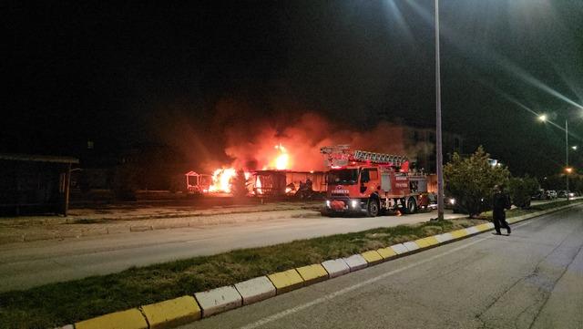 Erzincan da inşaat alanındaki iş&ccedil;i konteynerleri yangında kullanılamaz hale geldi 2