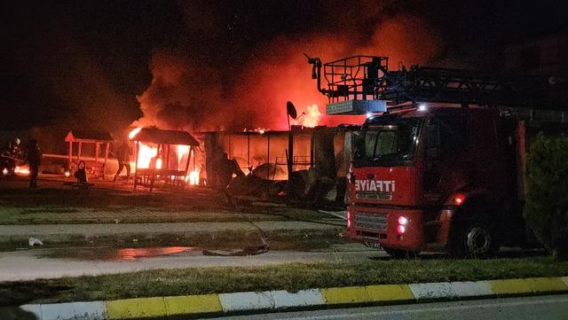 Erzincan da inşaat alanındaki iş&ccedil;i konteynerleri yangında kullanılamaz hale geldi 1