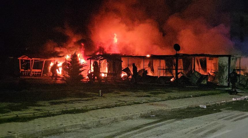 Erzincan'da inşaat alanındaki iş&ccedil;i konteynerleri yangında kullanılamaz hale geldi