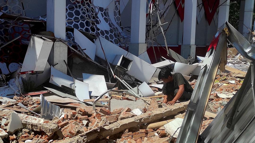Endonezya a&ccedil;ıklarında 7,4 b&uuml;y&uuml;kl&uuml;ğ&uuml;nde deprem! Tsunami alarmı verildi 1
