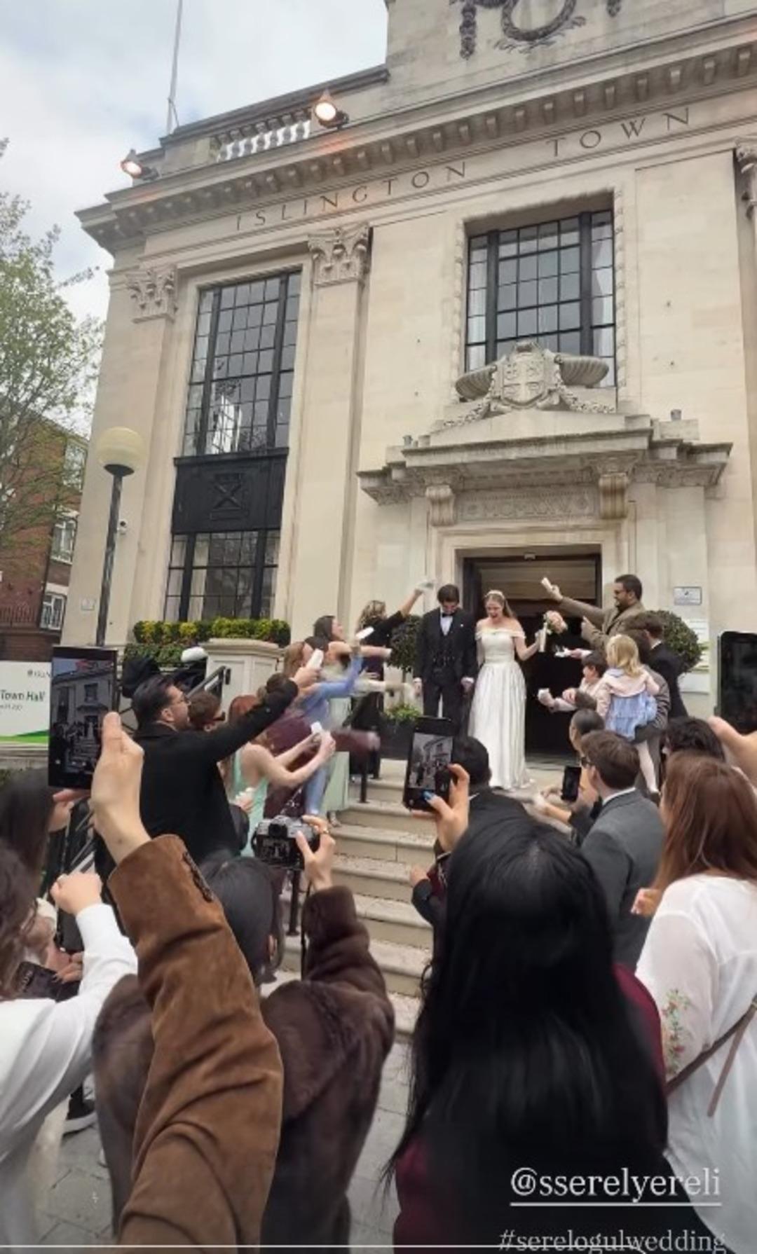 Ş&ouml;hretin zirvesindeyken &uuml;lkeyi terk etmişti! Serel Yereli sessiz sedasız evlendi! &Uuml;nl&uuml; isimler d&uuml;ğ&uuml;ne gitti 2