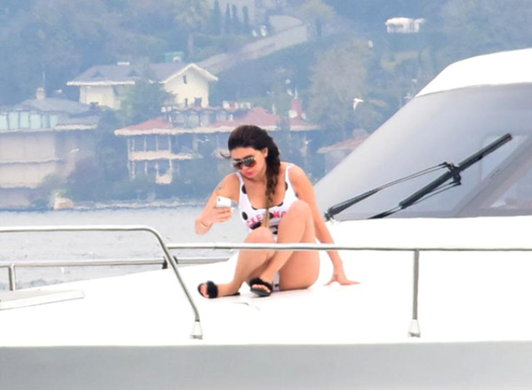 Ebru Polat yaz sezonunu İstanbul Boğazı'nda a&ccedil;tı