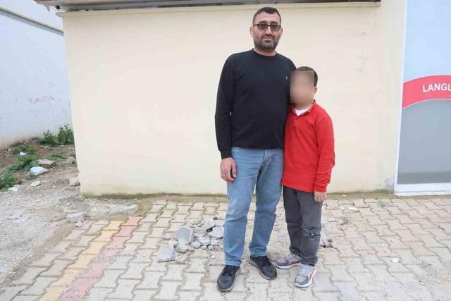 Ellerindeki oyuncak silahla 11 yaşındaki &ccedil;ocuğun &ouml;n&uuml;n&uuml; kesen 3 akranı para istedi 3