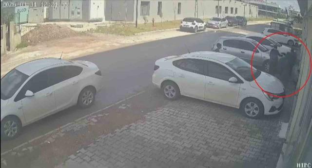 Ellerindeki oyuncak silahla 11 yaşındaki &ccedil;ocuğun &ouml;n&uuml;n&uuml; kesen 3 akranı para istedi 2