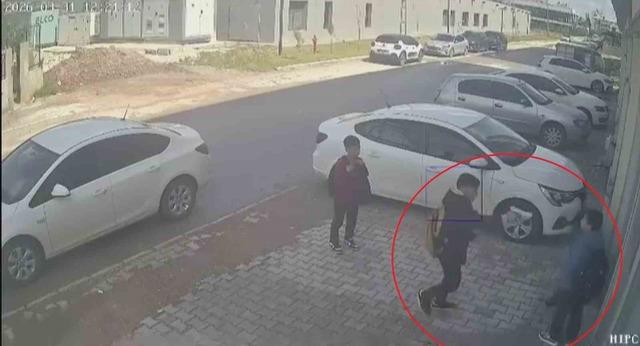 Ellerindeki oyuncak silahla 11 yaşındaki &ccedil;ocuğun &ouml;n&uuml;n&uuml; kesen 3 akranı para istedi 1